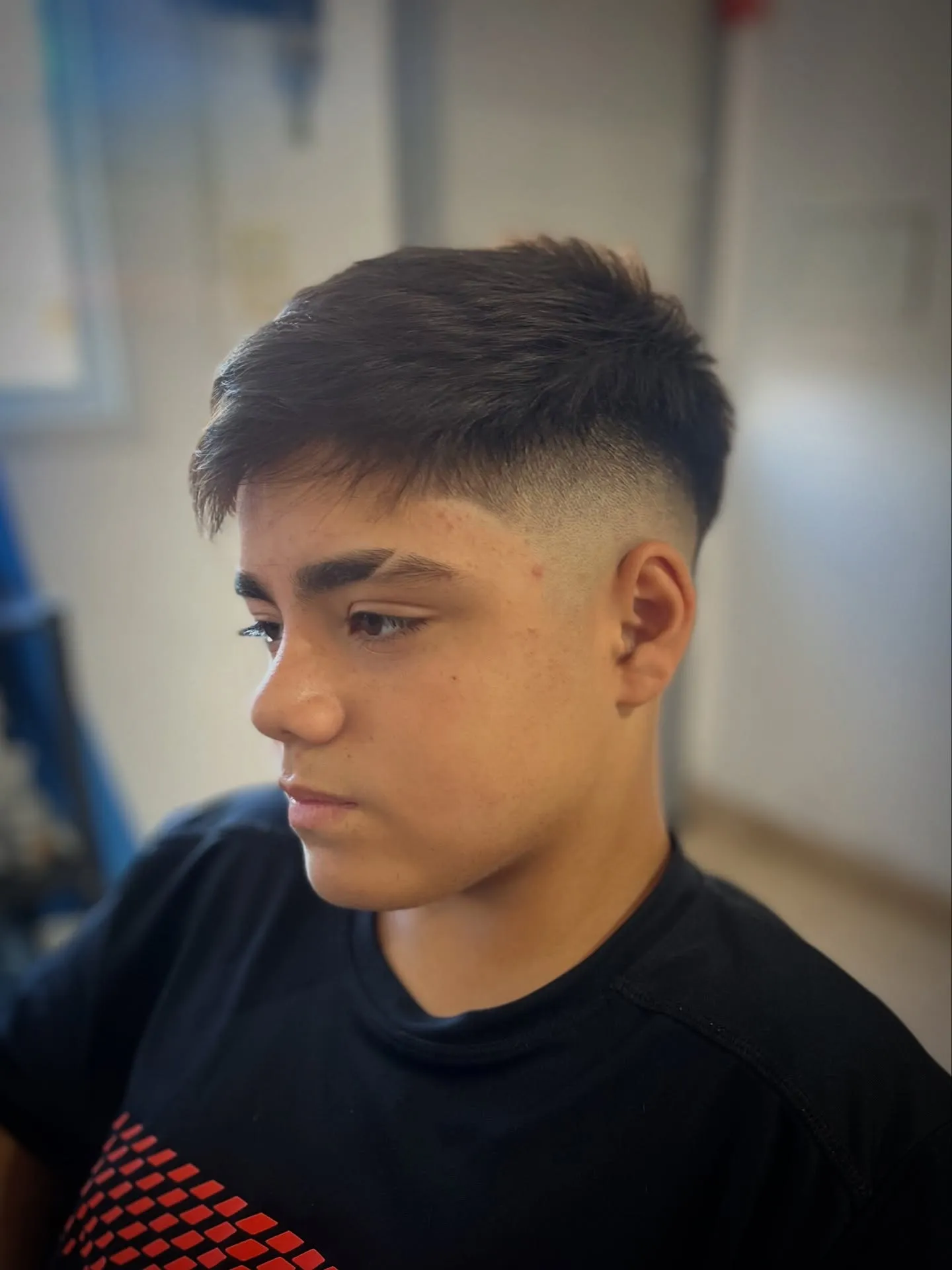 Corte masculino con degradado lateral realizado en Chuks Barbería