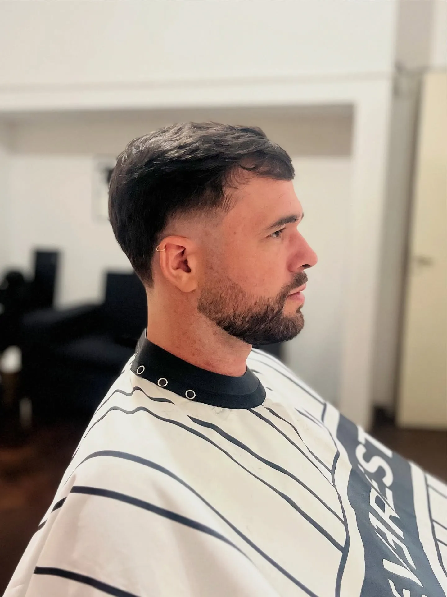 El mismo cliente después del corte y la barba perfilada en Chuks Barbería
